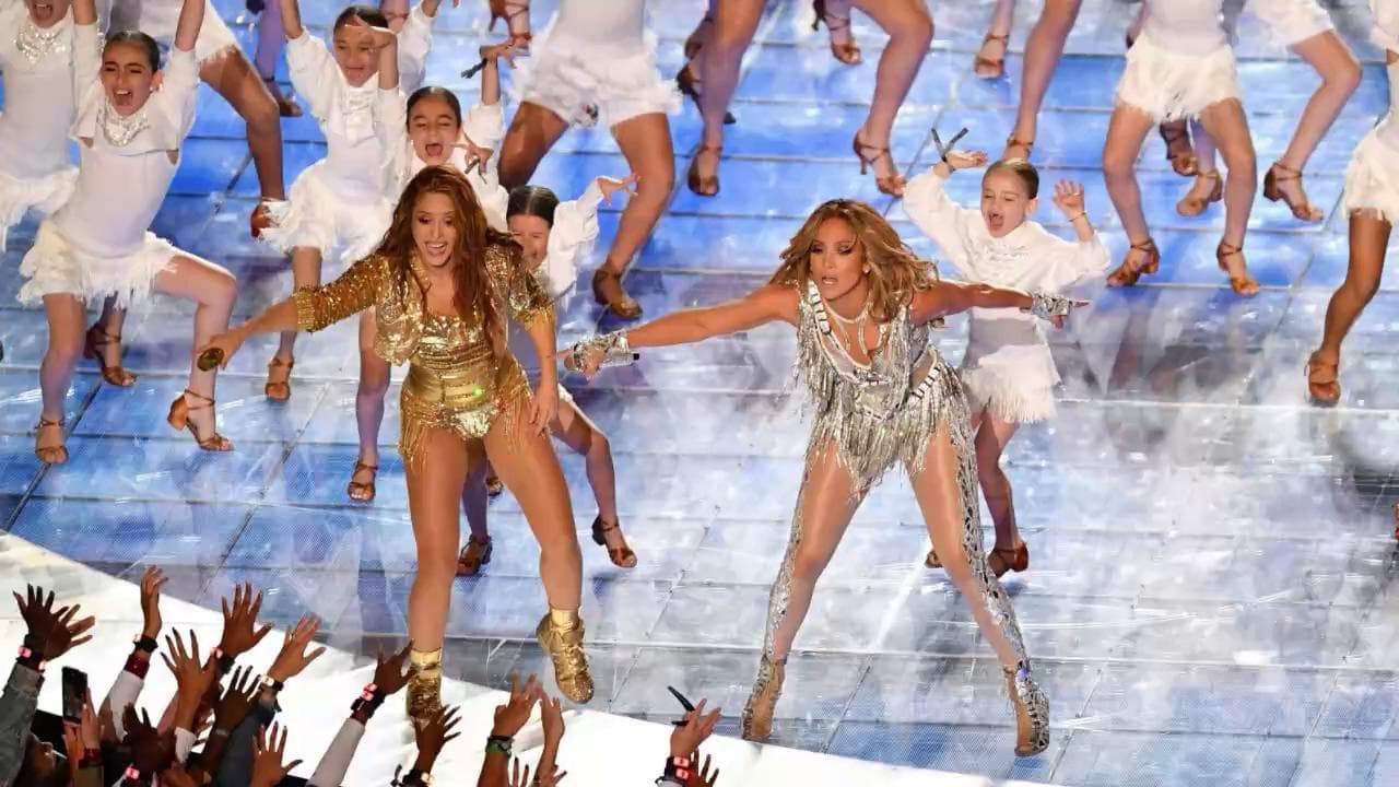 Shakira e Jennifer Lopez regine del Superbowl: il loro spettacolo è mozzafiato