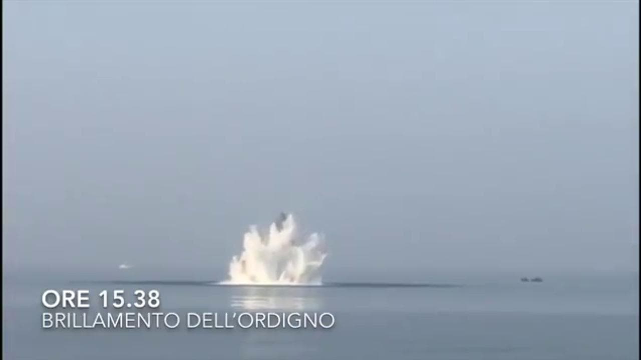 Bomba day a Venezia, il momento in cui l'ordigno viene fatto brillare in mare aperto