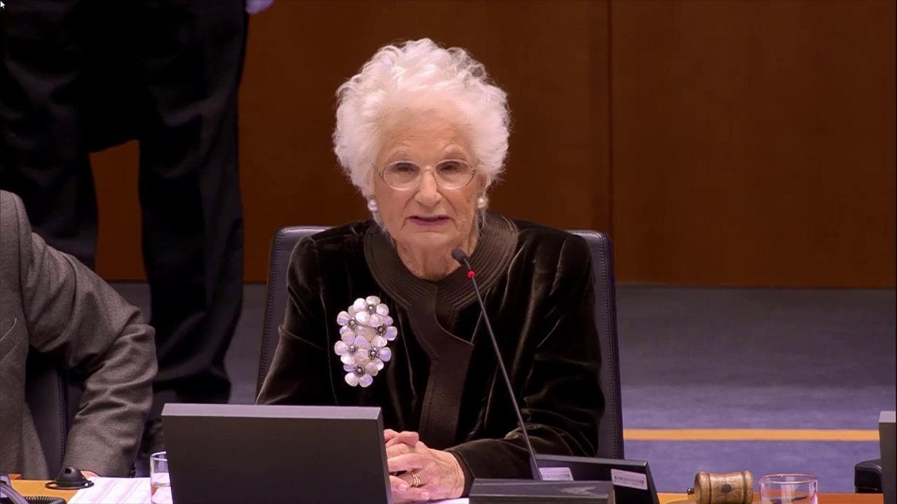 Segre al Parlamento europeo: "Volate sopra i fili spinati". Ed è standing ovation