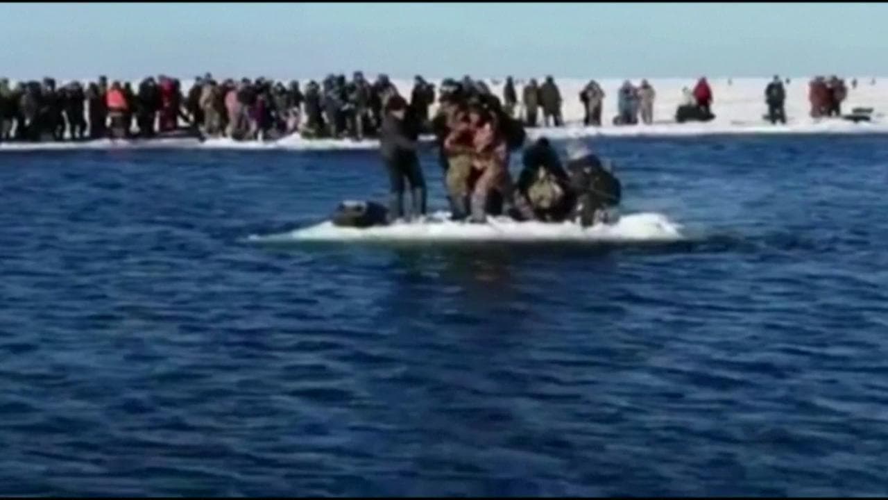 Russia, banchisa di ghiaccio si stacca dalla baia: centinaia di pescatori alla deriva sulla costa