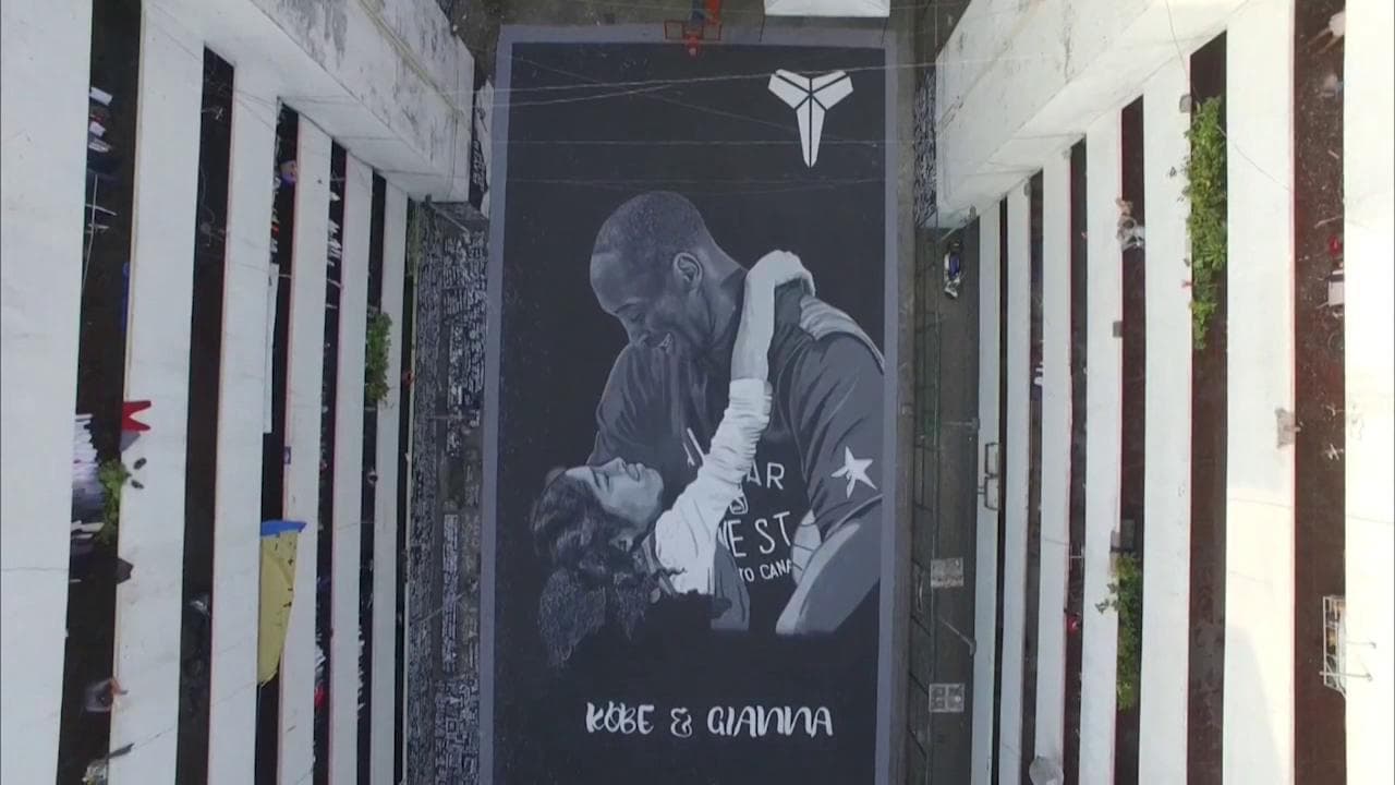 Il campo da basket diventa una tela: il ritratto di Kobe e Gianna è immenso