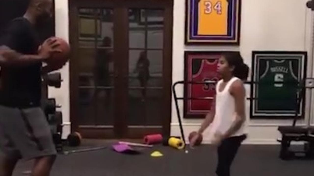 Quando Kobe Bryant giocava a basket con la figlia Gianna nella palestra di casa