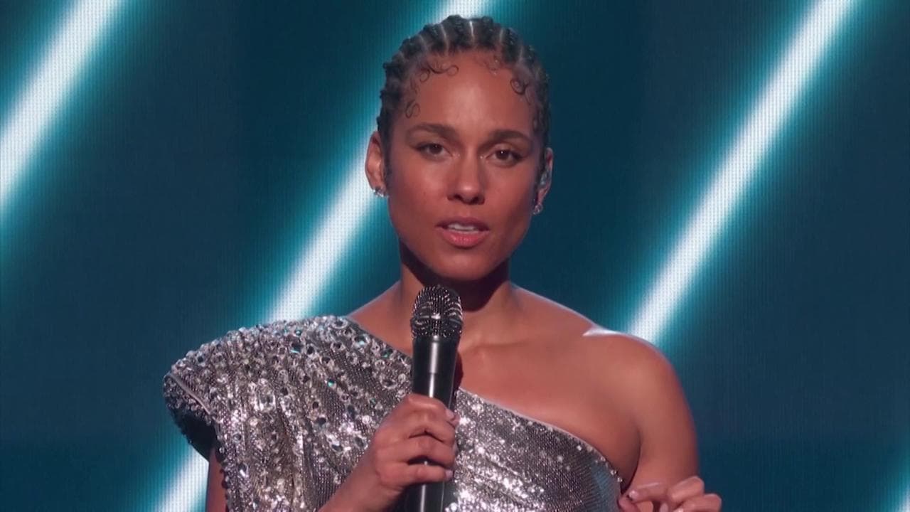 Morto Kobe Bryant, il toccante omaggio di Alicia Keys ai Grammy Awards: "Qui, nella casa che lui ha costruito"
