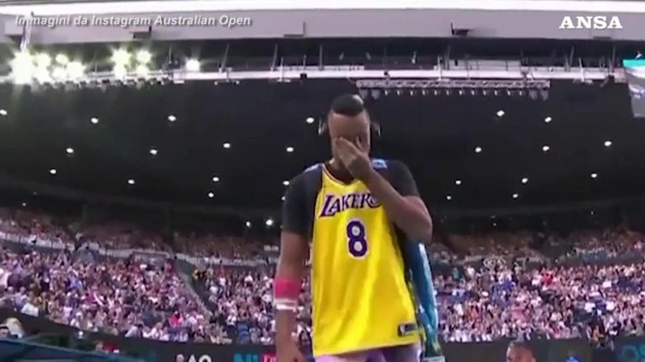 Morto Kobe Bryant, l'omaggio di Kyrgios: entra in campo indossando la casacca numero 8 dei Lakers