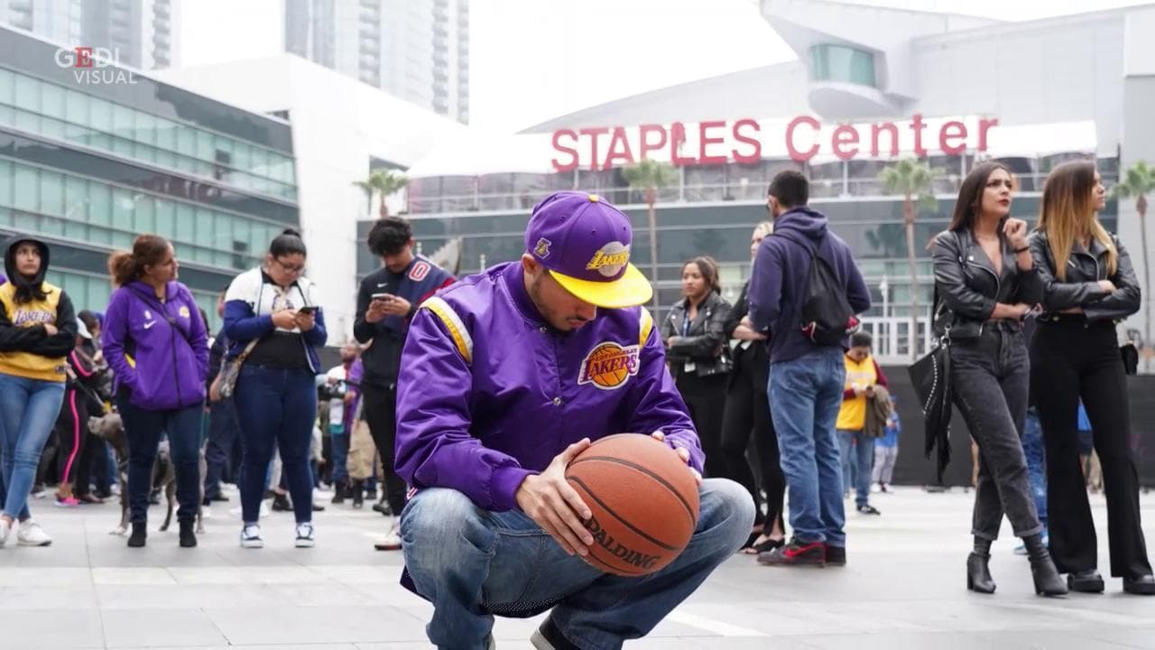 Los Angeles in lutto, i fan dei Lakers piangono Kobe