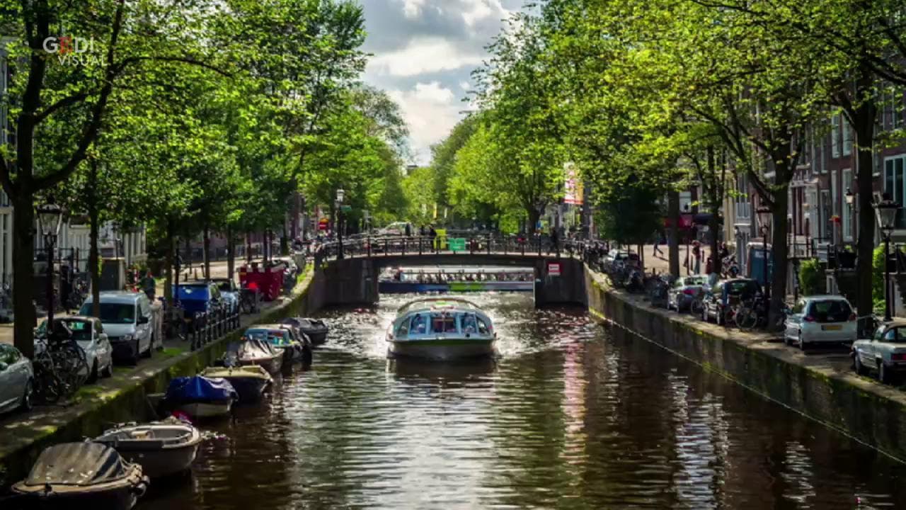 Stop al turismo di massa: da Amsterdam a Ibiza tasse e divieti per limitare gli arrivi