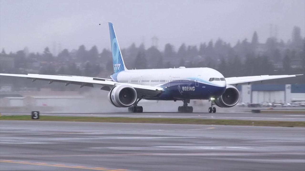 Usa, primo volo dopo due rinvii per il Boeing 777X: l'atterraggio tra gli applausi
