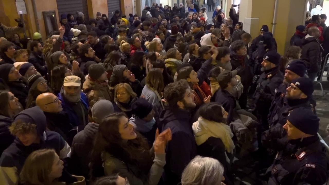 Ravenna, i centri sociali contestano Salvini e intonano "Bella Ciao"
