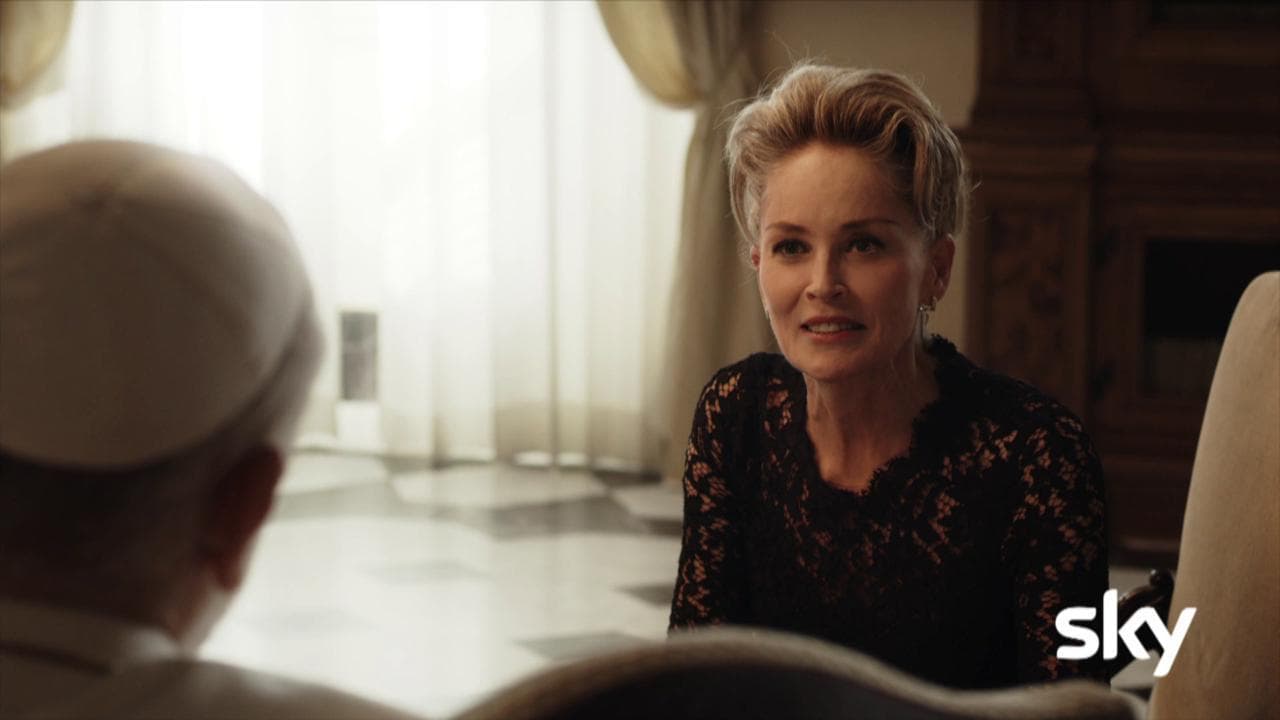 The New Pope, Sharon Stone interroga il Papa: "Quando verrà eliminato il taboo dei matrimoni omosessuali?"