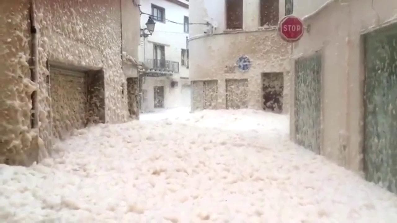 Tempesta Gloria in Spagna, città invasa da una strana schiuma: le strade sono sommerse