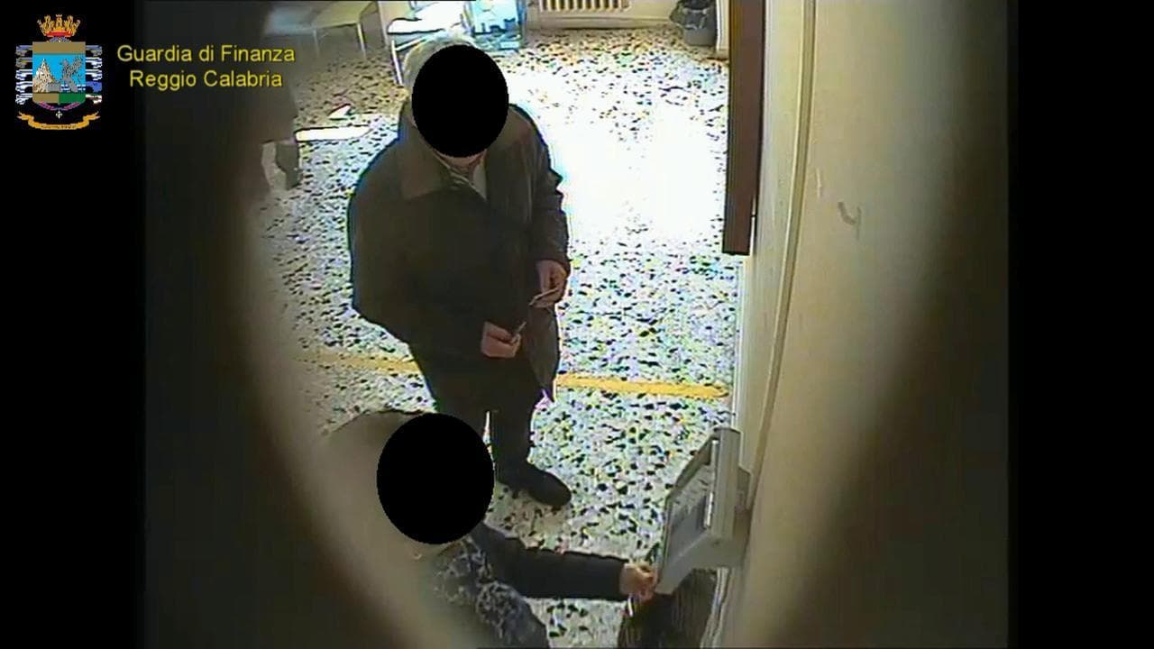 Timbravano il cartellino e andavano a giocare alle slot: denunciati dipendenti Asl
