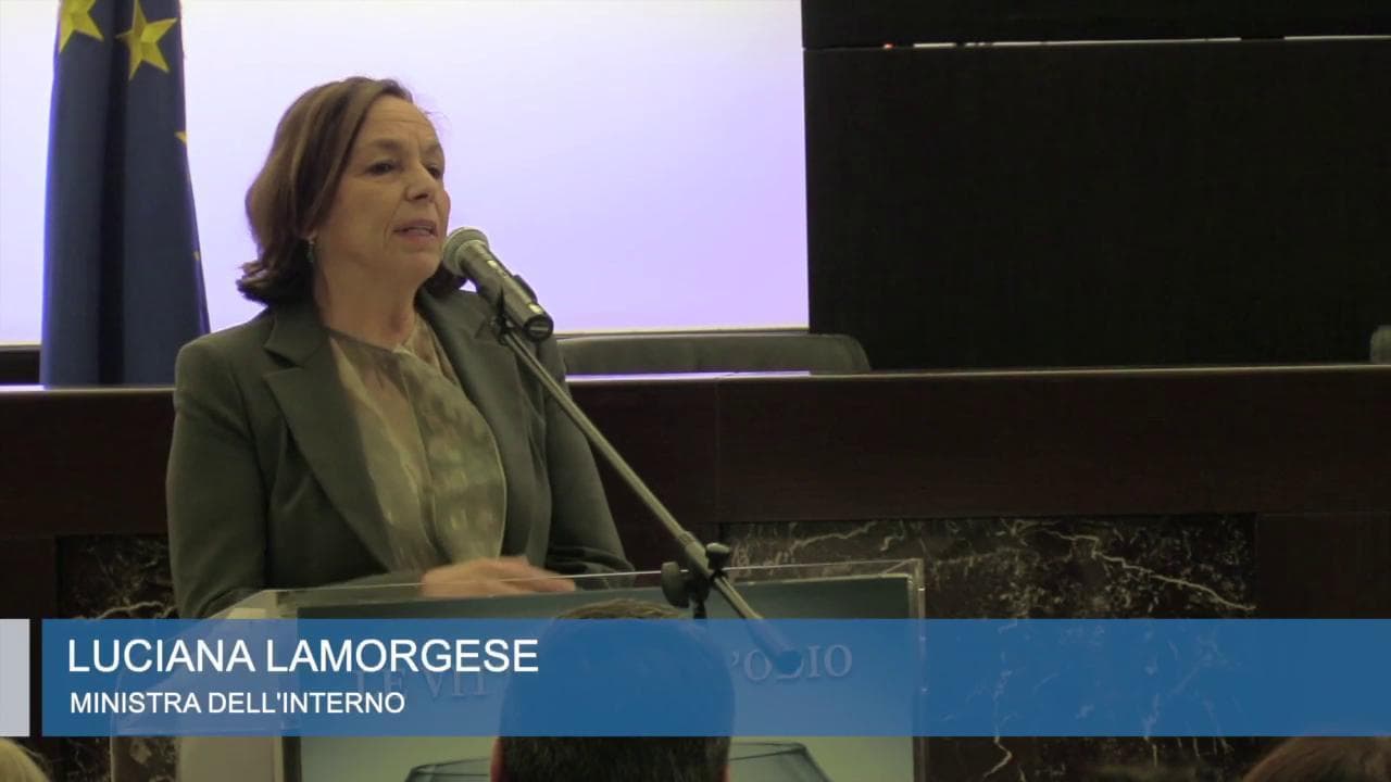 L'appello della ministra Lamorgese: "Basta linguaggio di odio, la politica renda l'Italia inclusiva"