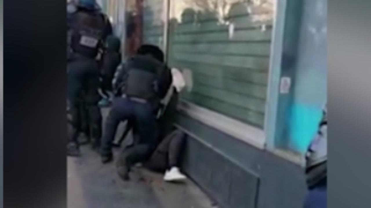 Parigi, poliziotto picchia manifestante insanguinato a terra: aperta indagine