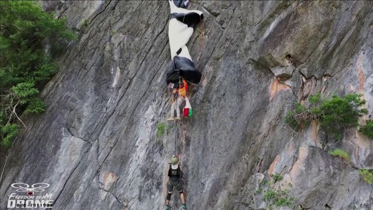 Thailandia, si lancia col paracadute ma resta appeso a una roccia a 175 metri di altezza