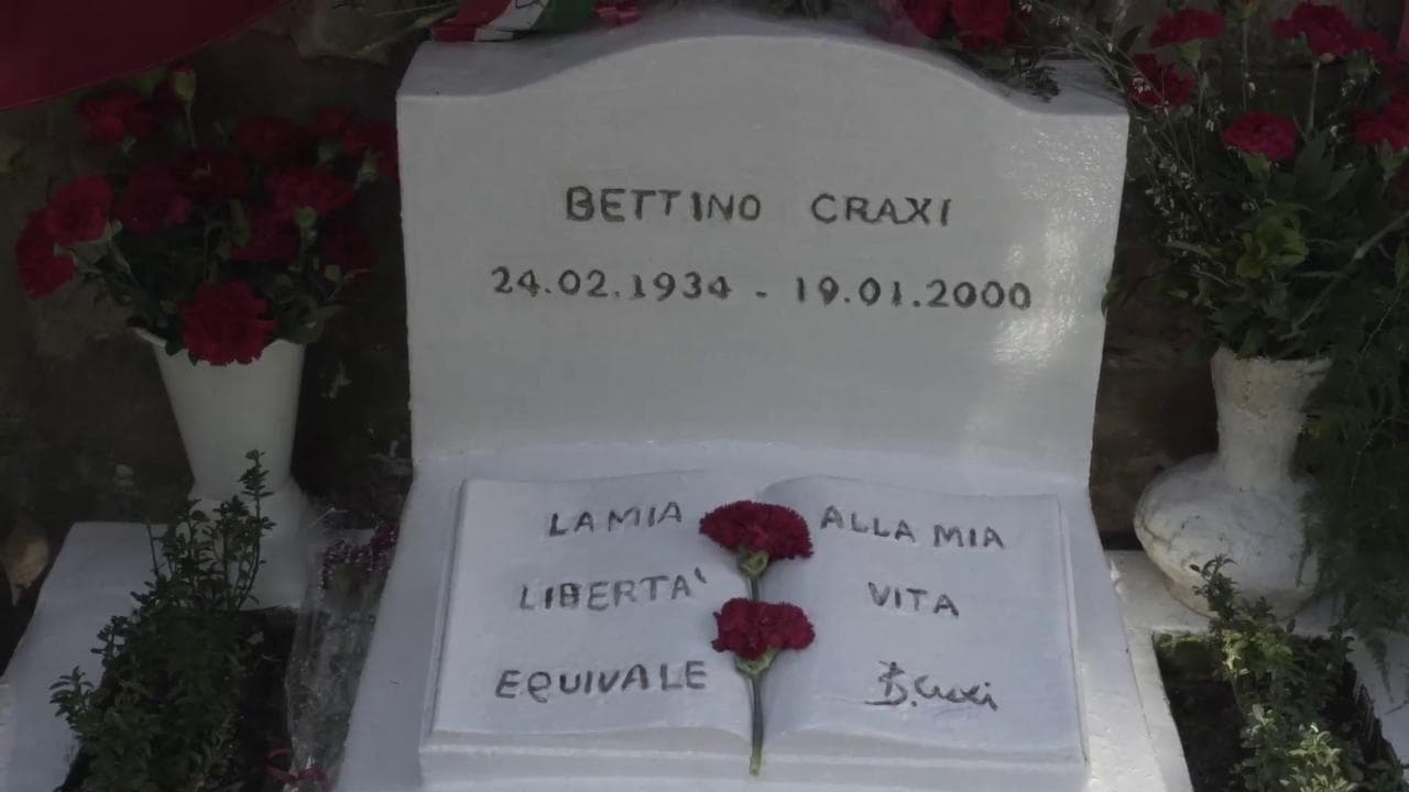 Hammamet, in centinaia intorno alla tomba di Craxi: fiori, abbracci e l'"Ave Maria"