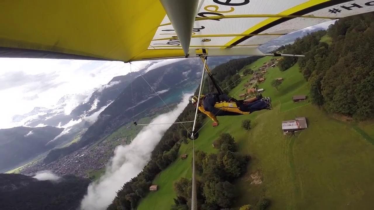 Per un errore aveva volato con il deltaplano appeso solo con le mani: "Ci ho voluto riprovare"