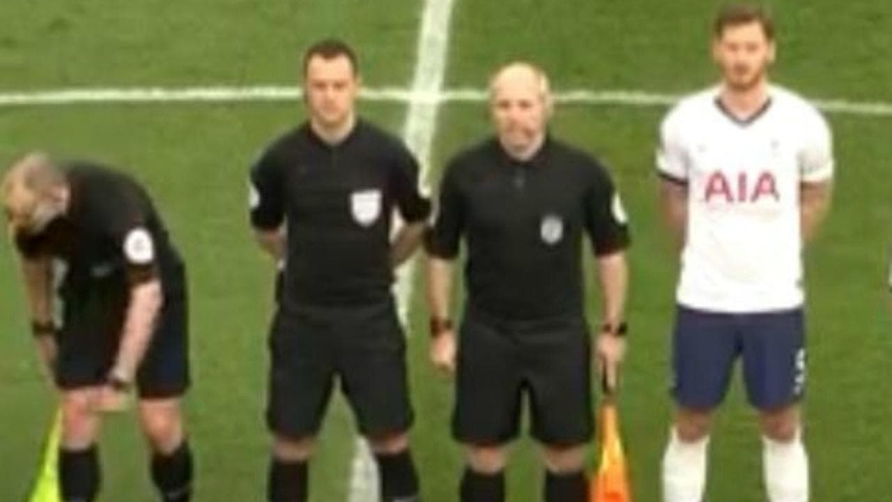 Bimbo ruba la palla agli arbitri prima della partita del Tottenham e segna un gol: stadio in deliro