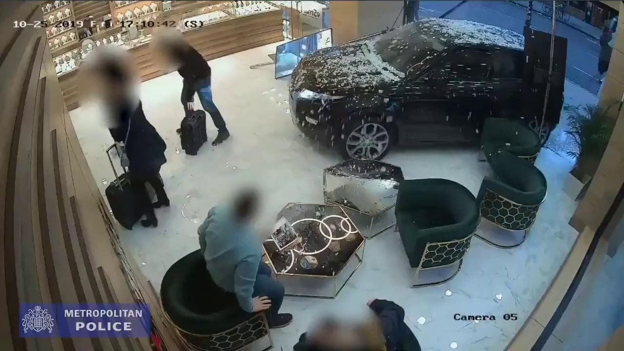 Londra, rapina a gioielleria: suv sfonda la vetrina, salve per un soffio le persone nel negozio