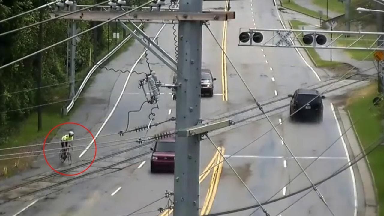 Usa, la pista ciclabile attraversa le rotaie: i ciclisti cadono a ripetizione