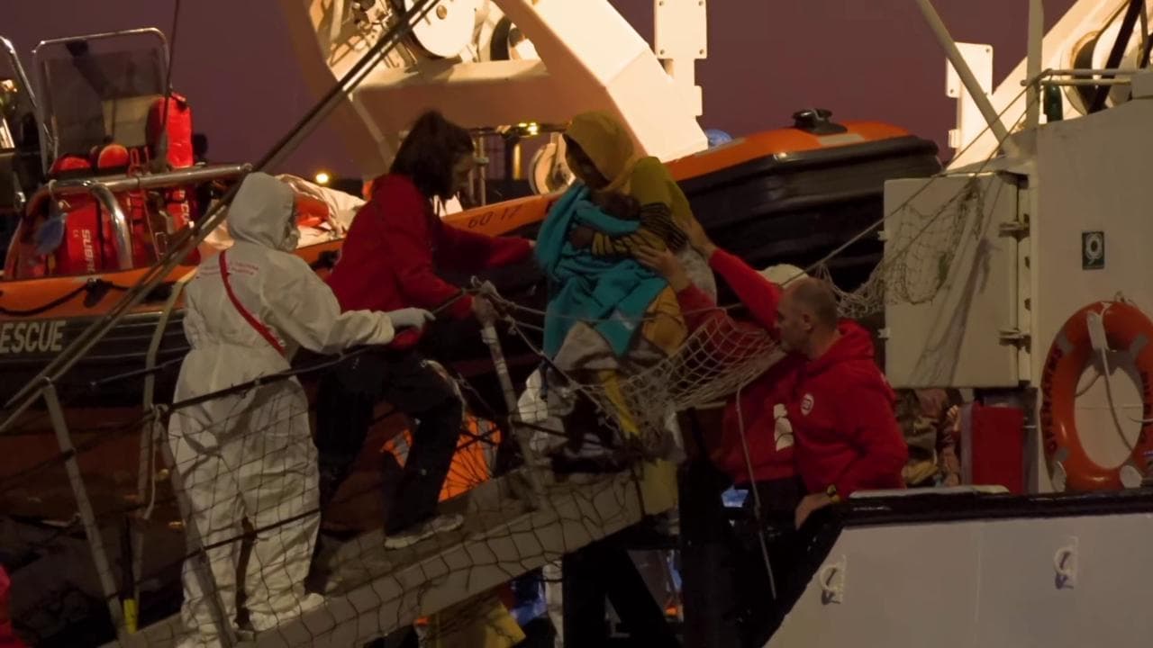 Open Arms, le operazioni di sbarco: donne e bambini primi a scendere