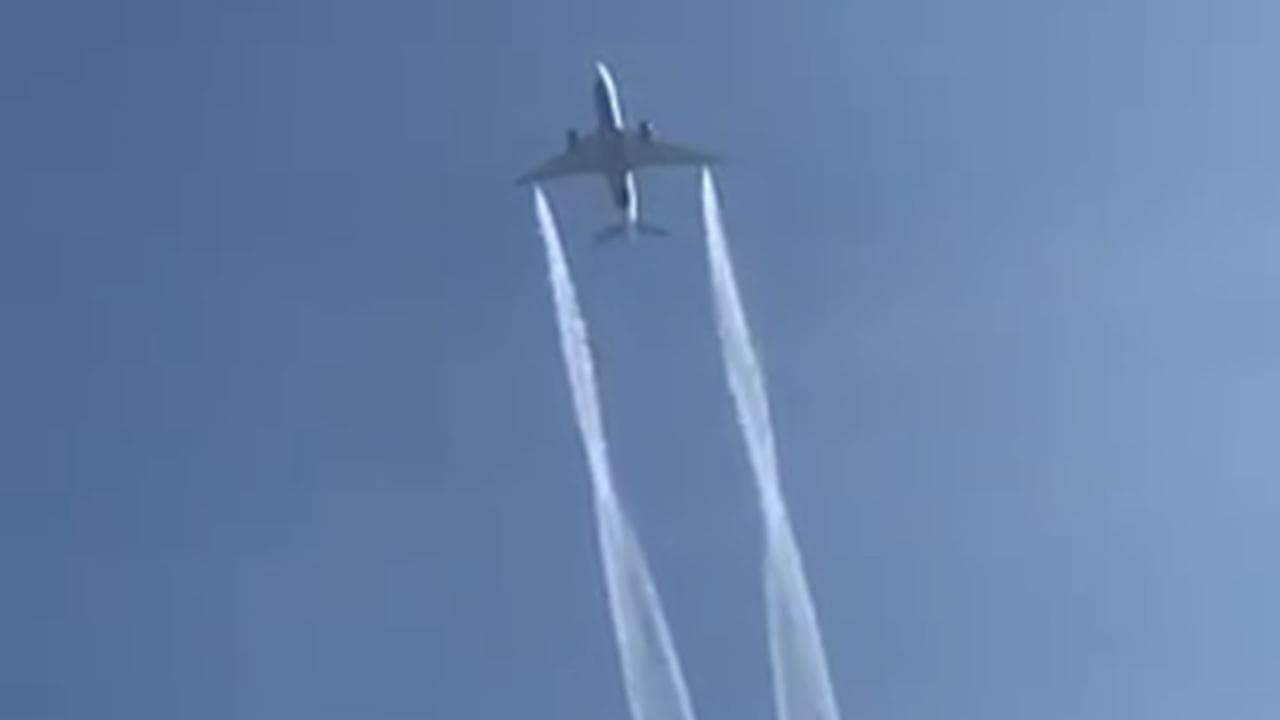 Los Angeles, l'aereo scarica il carburante in volo: finisce sui bambini a scuola