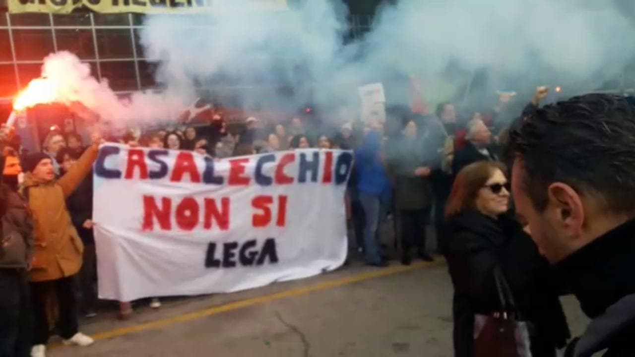 Casalecchio, contestazione a Salvini davanti alla biblioteca, comizio impossibile