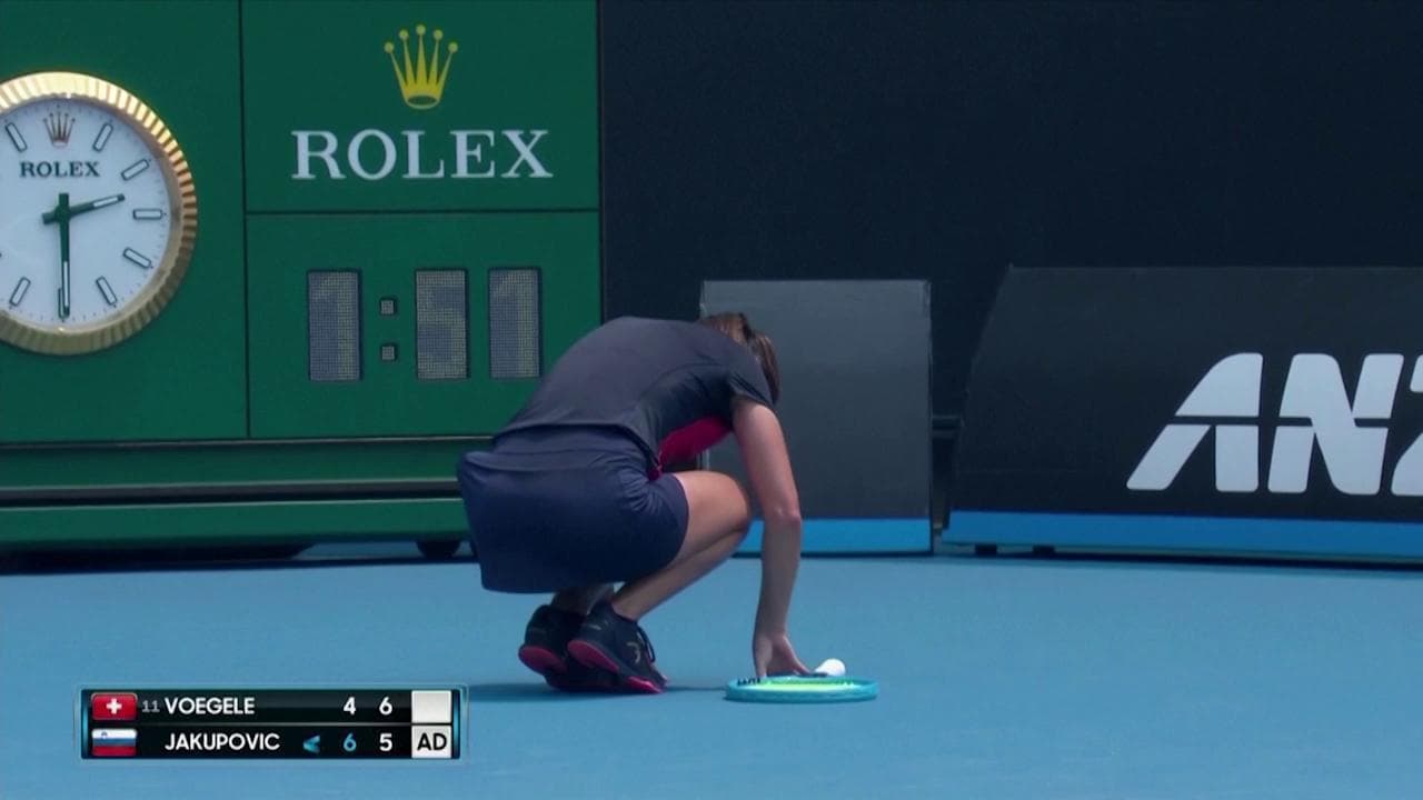 Australian Open, non riesce a respirare per il fumo degli incendi: la tennista Jakupovic tossisce e si accascia a terra