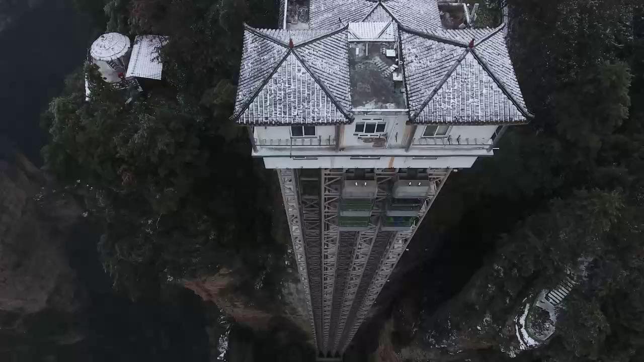 Cina, l'opera da record nella foresta di 'Avatar': ecco l'ascensore esterno più alto del mondo