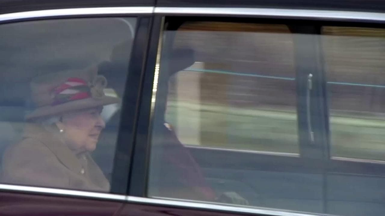 Gb, ciclone 'Megxit': la regina Elisabetta convoca riunione urgente e intanto va a messa