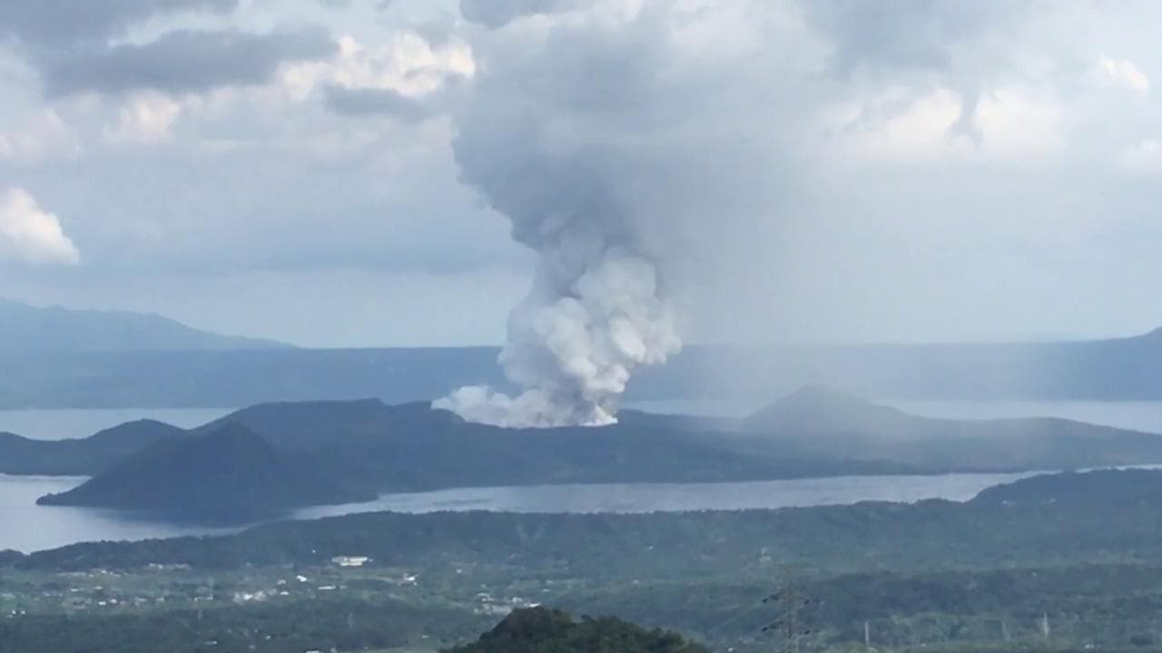 Filippine, allerta per il vulcano Taal: la colonna di cenere alta un chilometro