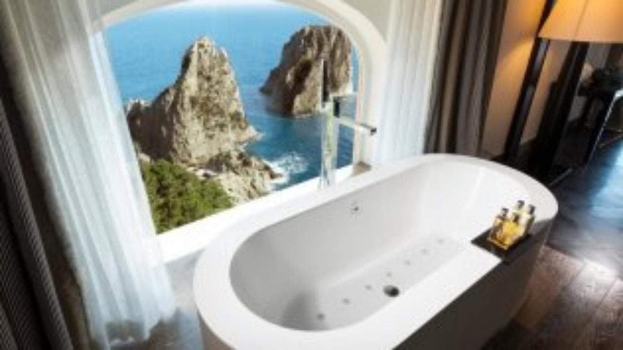 Lussuose, panoramiche e uniche: le 10 stanze da bagno di hotel più fotografate su Instagram