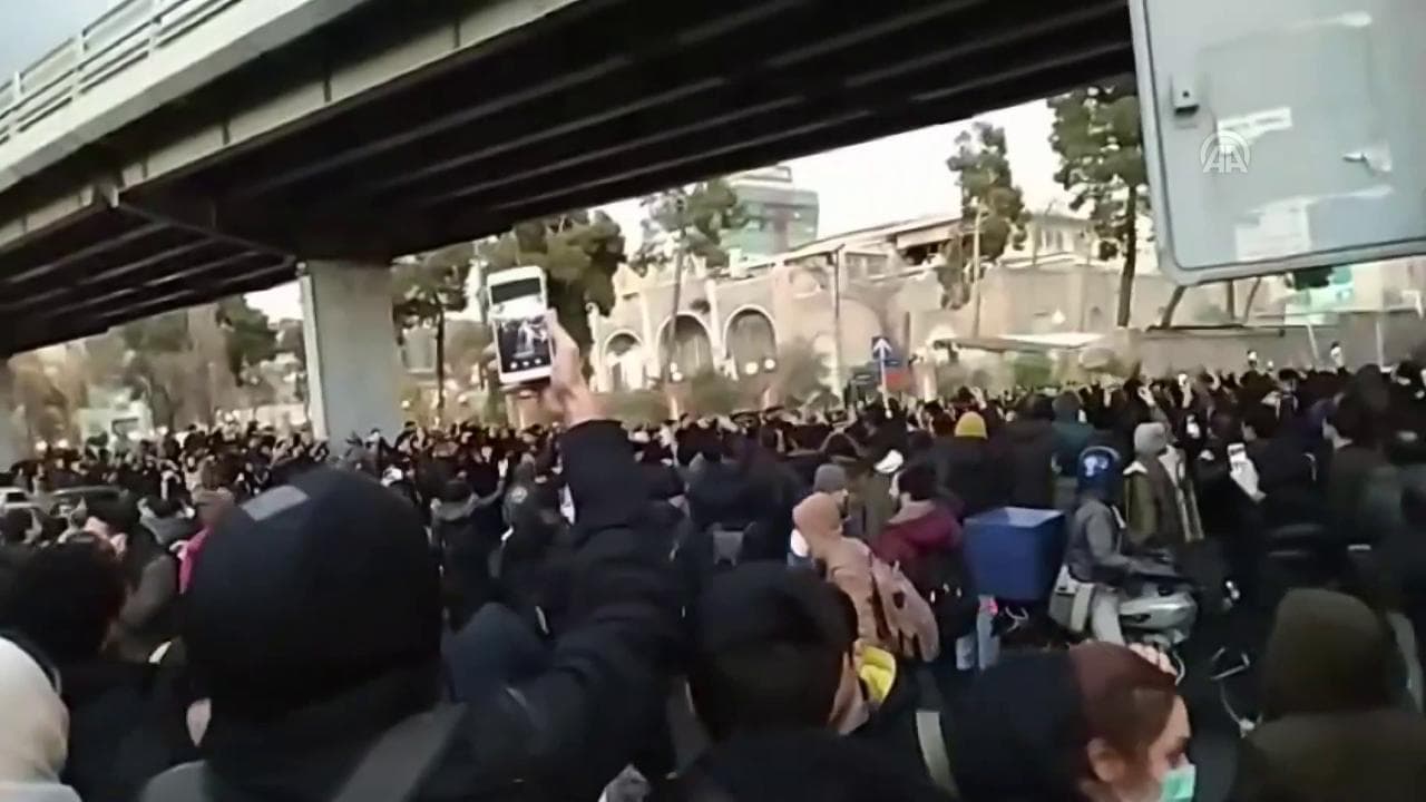 Aereo ucraino abbattuto in Iran, studenti in piazza a Teheran per protestare contro Khamenei