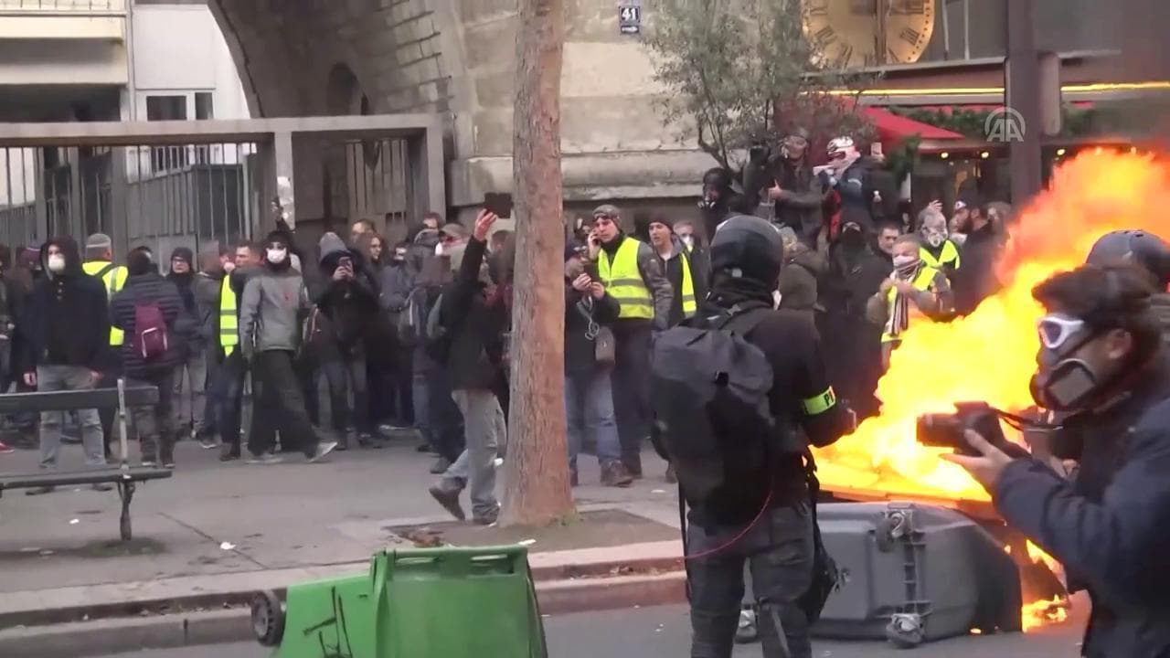 Parigi, proteste per le pensioni : i black bloc incendiano cassonetti e cartelloni pubblicitari