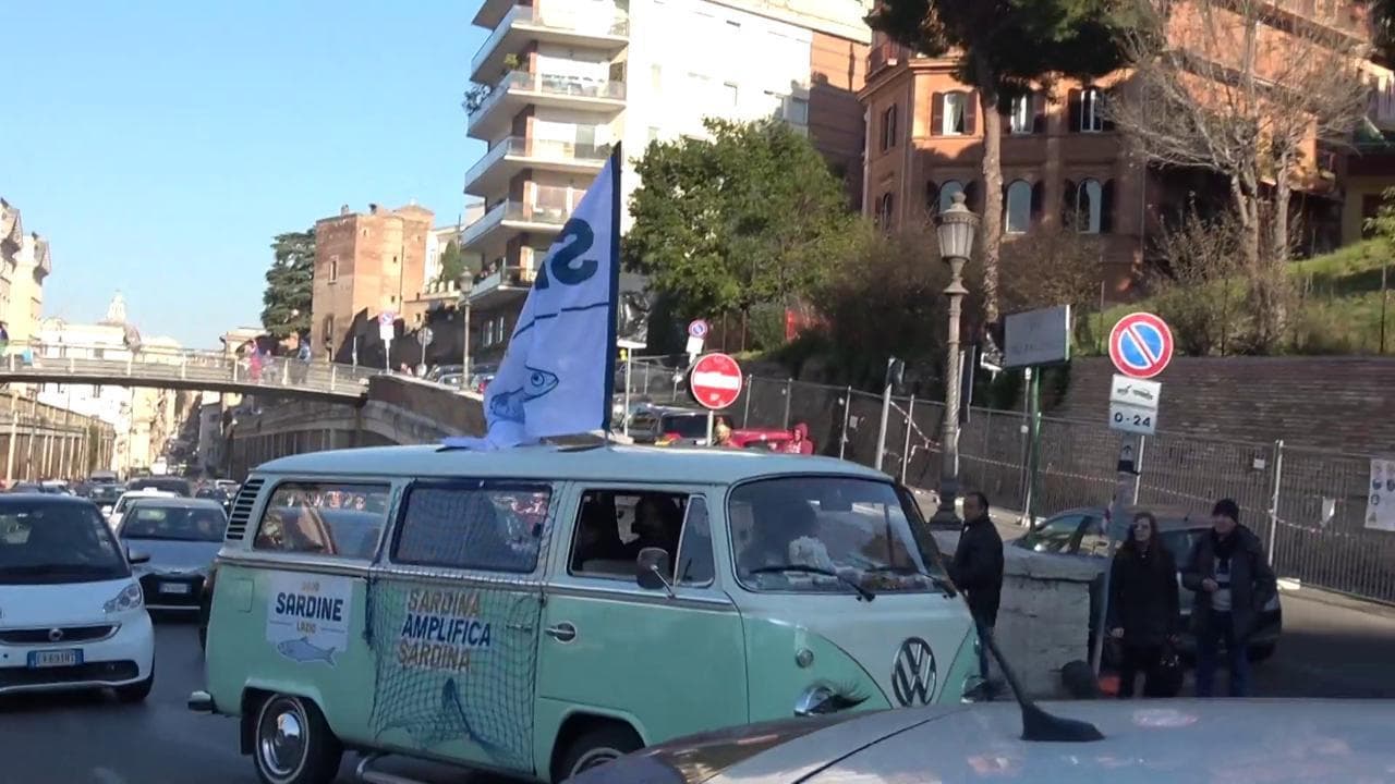 Roma, Sardine in tour per la città: "La proposta di Zingaretti? Noi aperti a tutto"