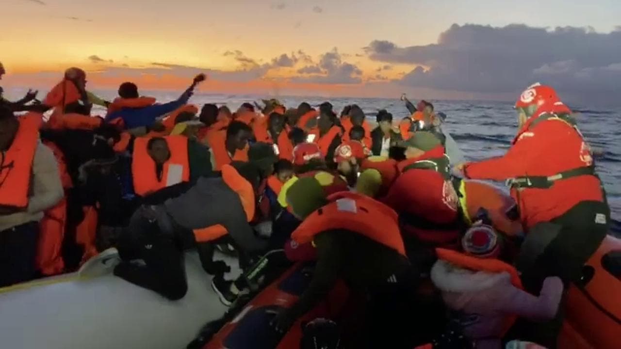 Centinaia partono dalla Libia, si temono naufragi