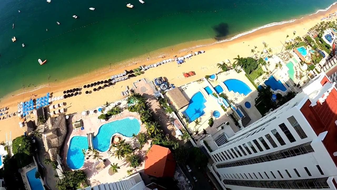 Messico, si lancia con il paracadute ma si schianta su un palazzo. Si salva calandosi in un balcone