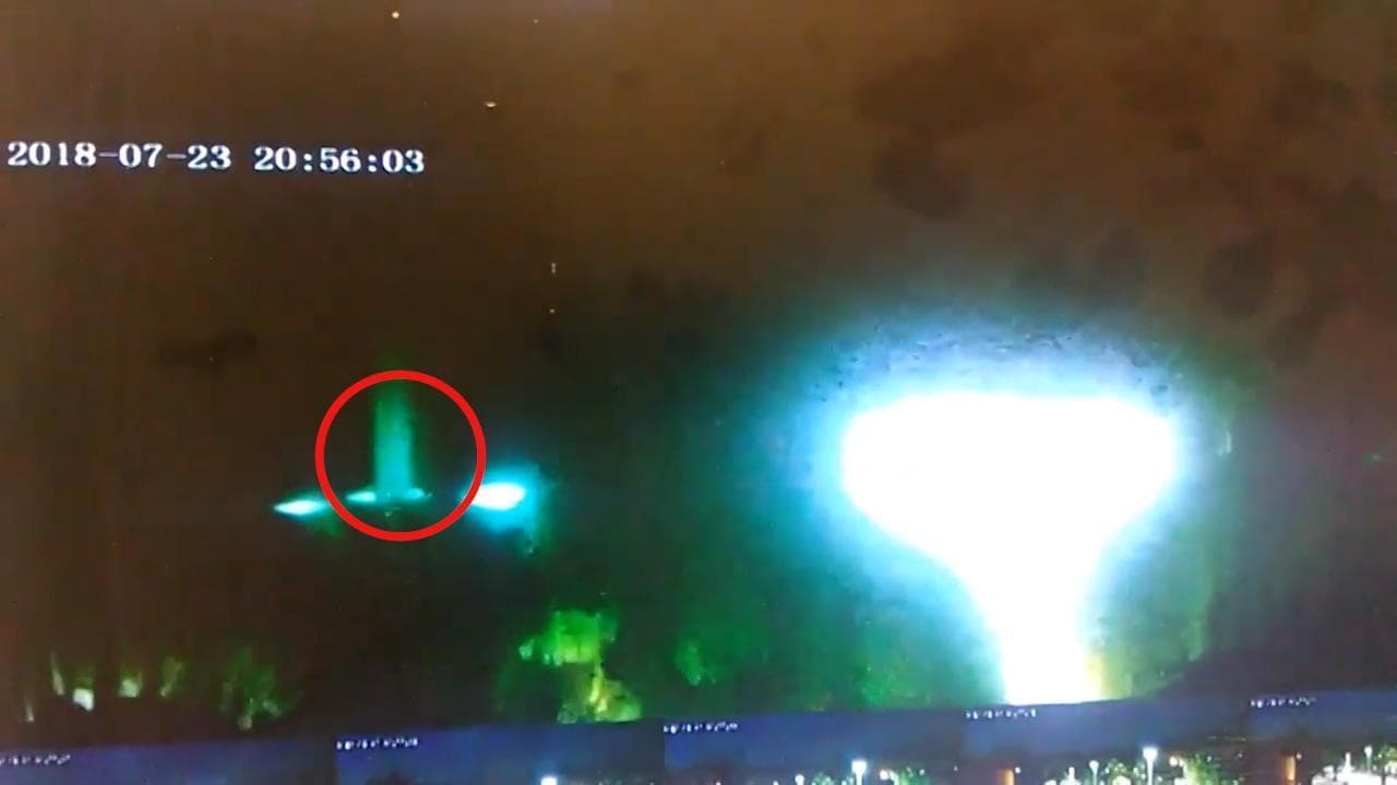 California, strano avvistamento nel cielo: oggetto luminoso non identificato ripreso dalla telecamera