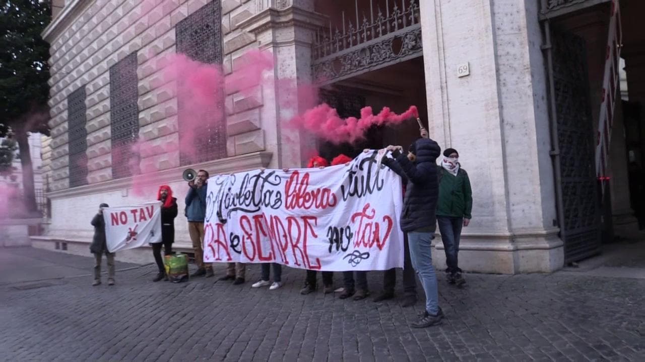 No Tav, blitz al ministero della Giustizia: fumogeni e parrucche rosse per Nicoletta Dosio