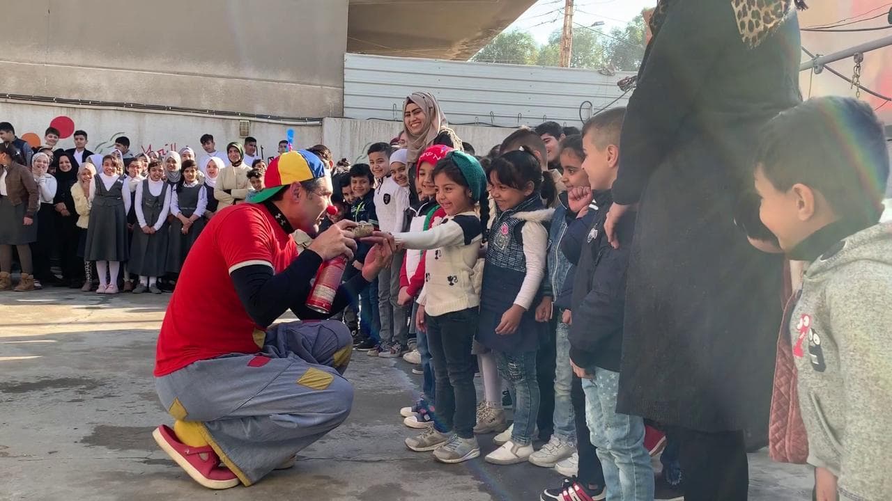 La missione di Marco: far sorridere i bambini in guerra