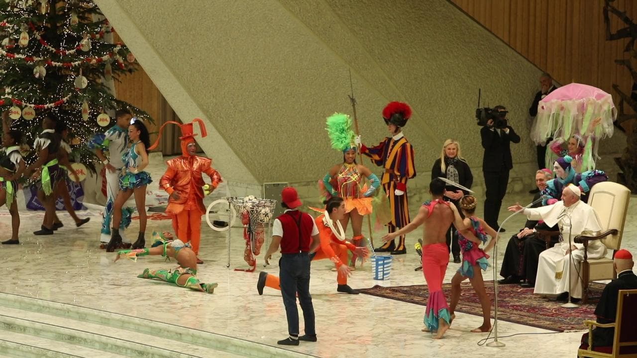 Artisti del circo in Vaticano: il Papa-giocoliere lancia il cerchio durante lo show