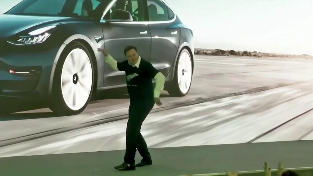 Shanghai, Elon Musk scatenato sul palco: il balletto per lanciare la Tesla Model Y
