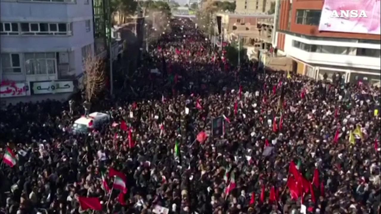 Iran, folla oceanica per i funerali di Soleimani: l'auto con il feretro bloccata dalla calca