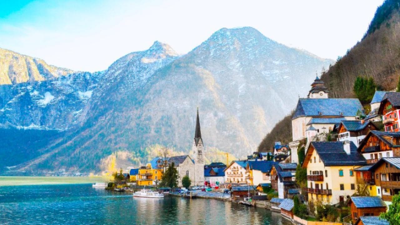 Austria, la città di 'Frozen' esiste davvero ed è invasa dai turisti. Il sindaco: "Dobbiamo fermarli"