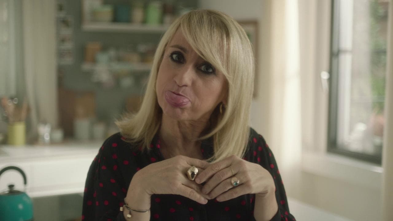 Luciana Littizzetto e lo spot Swiffer: smorfie, papere e pernacchie