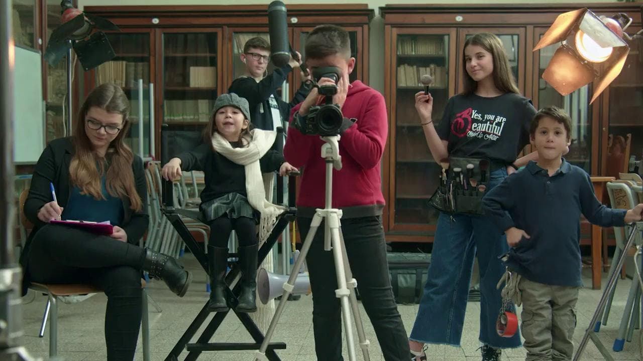 Come iscriversi a medie e superiori: lo spot del ministero diretto dai figli e recitato da genitori