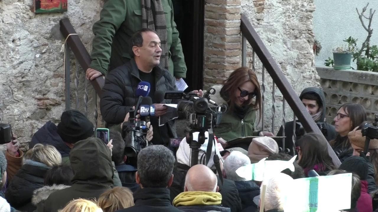 Le Sardine arrivano a Riace, Mimmo Lucano "Il messaggio di umanità deve essere sempre più grande"