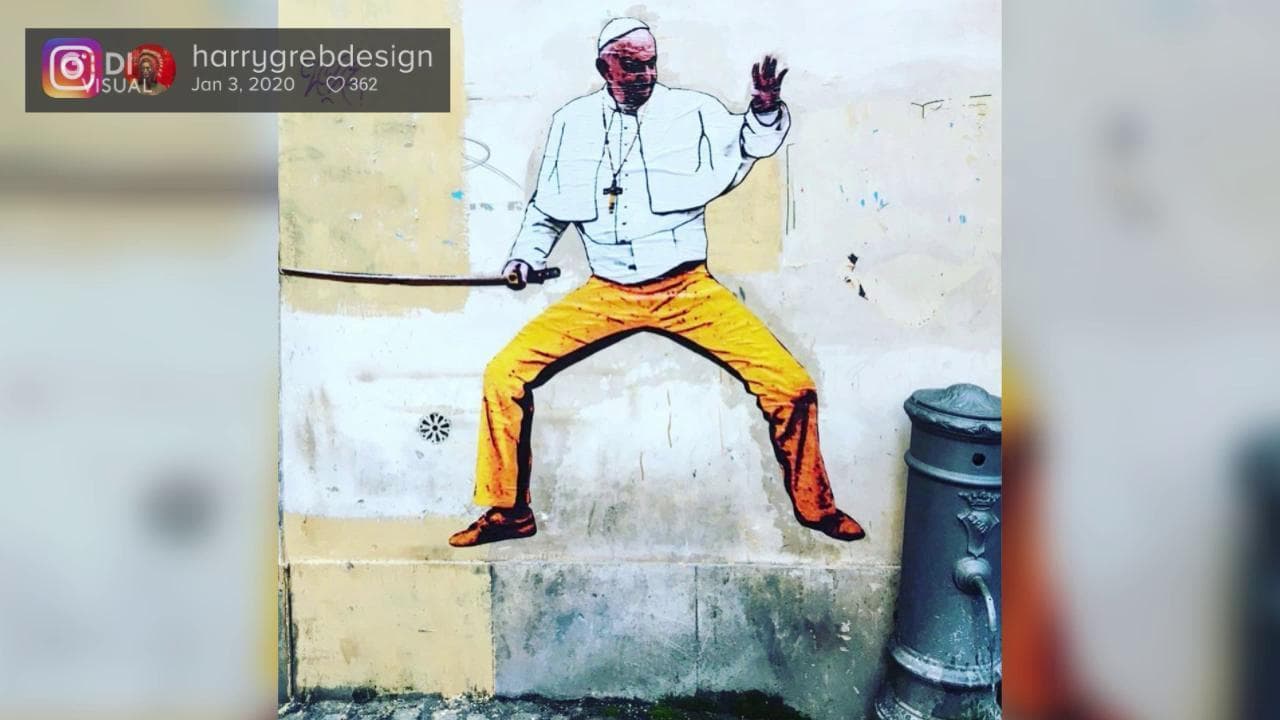 Papa Francesco, murales mania: come in "Kill Bill" dopo il video virale