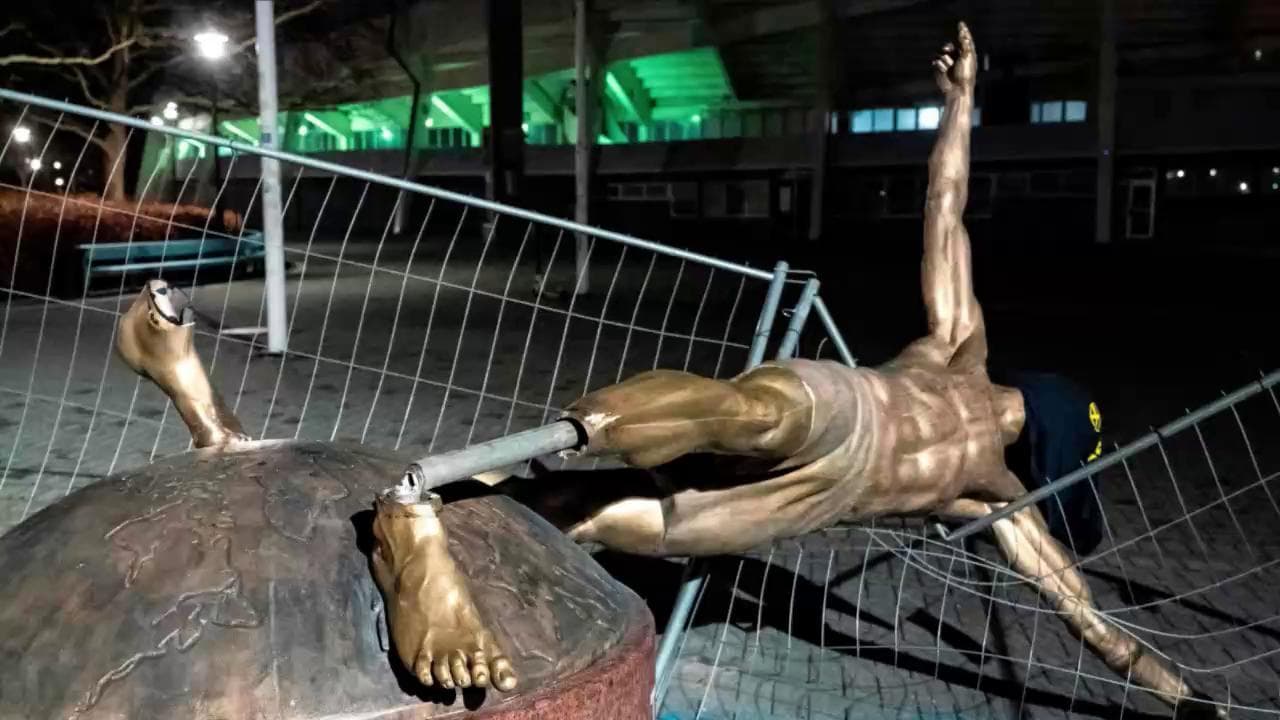 Svezia, statua Ibrahimovic di nuovo vandalizzata. Lo scultore: "Uno shock, portatela a Milano"