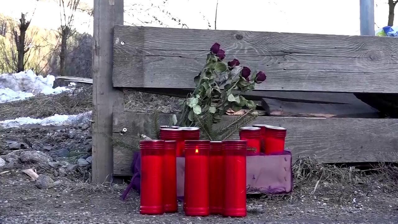 Alto Adige, candele e fiori sul luogo dell'incidente in valle Aurina