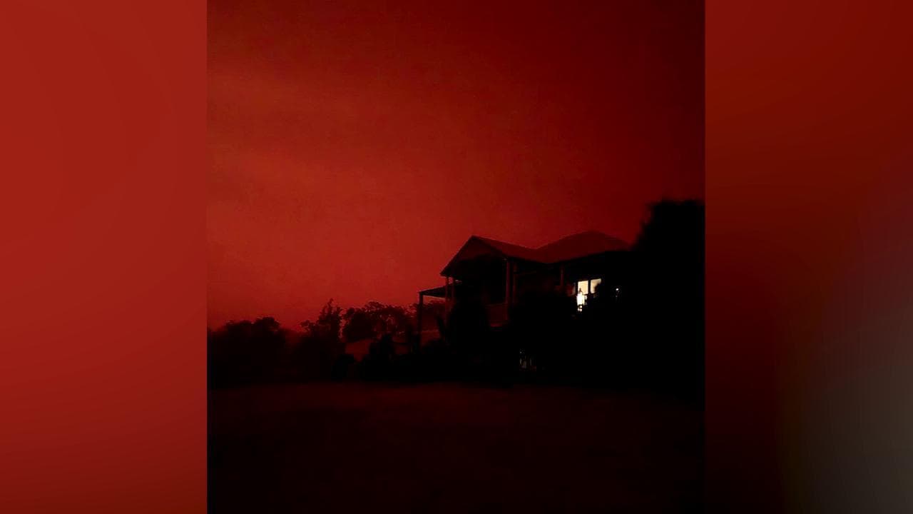 Incendi Australia, il cielo di giorno è completamente rosso